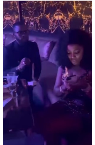 Loverboy kneels for long during surprise proposal because his woman focused on her phone (Video) - man kneel propose woman phone