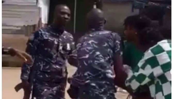 Chaos as youths beat up armed policemen who first assaulted and extorted them (Video) - youths beat police bayelsa 1
