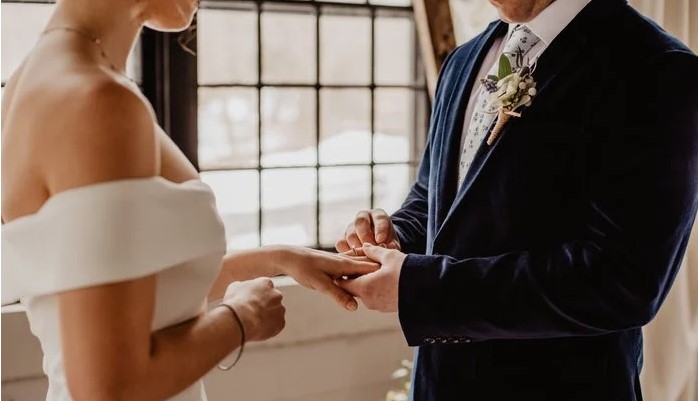 Man catches girlfriend in another guy's car, pays her back by marrying someone else five months later - marry 1