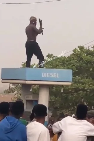 Portable becomes first Nigerian artiste to hold show at petrol station (Video) - portable show filling station