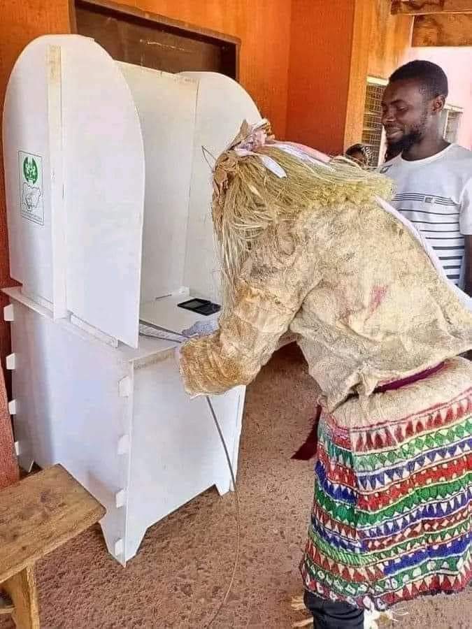 Even the gods want better life - Reactions as Yoruba deity is spotted casting vote in Lagos - yoruba deity cast vote ara orun