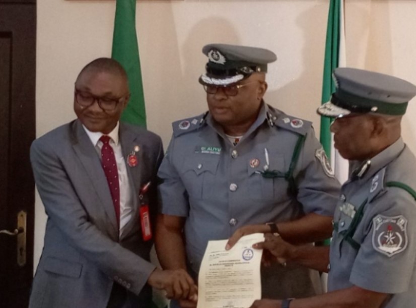 Customs hand over bribe to EFCC